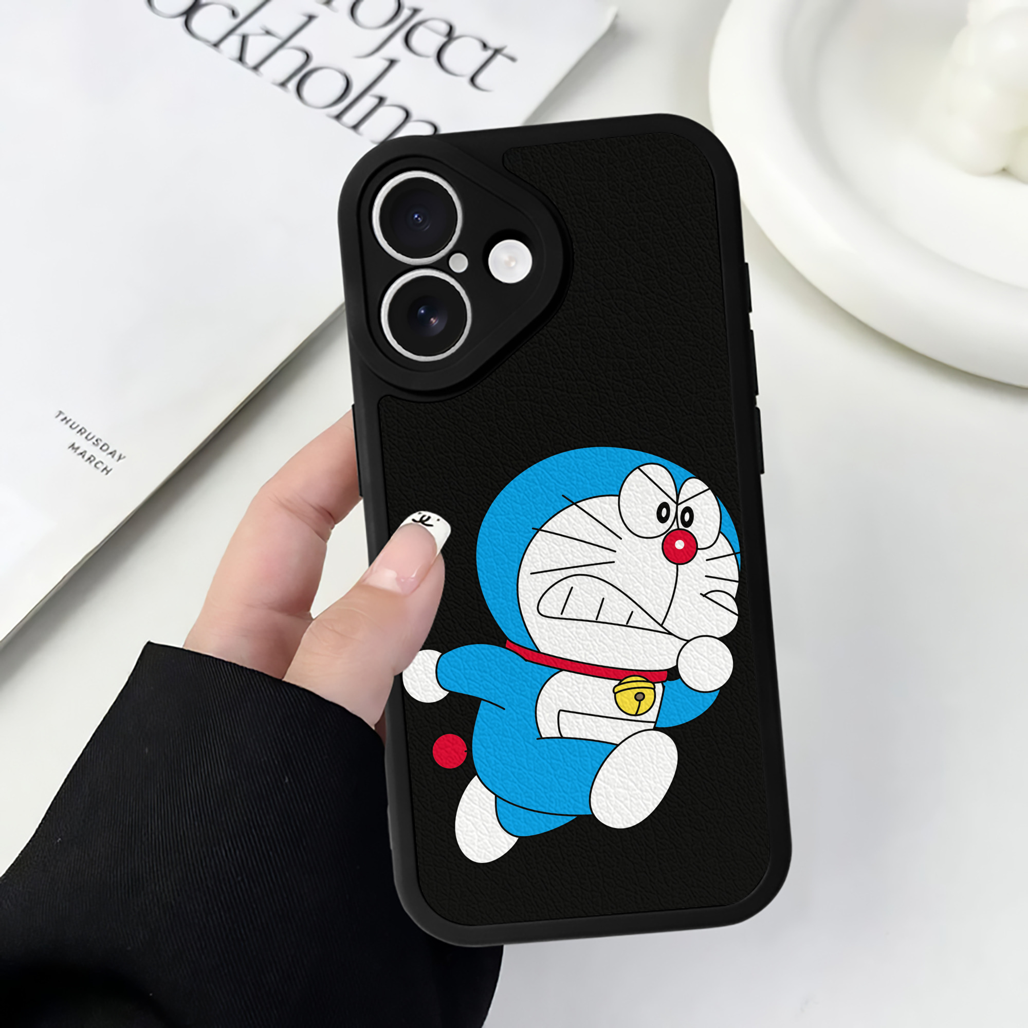 （画像用） ドラえもん Doraemon 【iPhone 16シリーズ対応】シリコンスマホケース（レザー調） 材質：シリコン